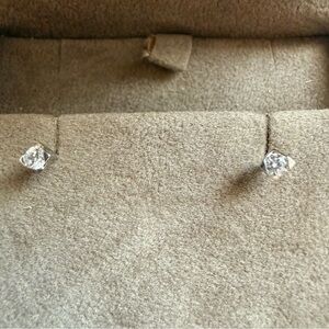 Elegant 14K Diamond studs earrings 😍